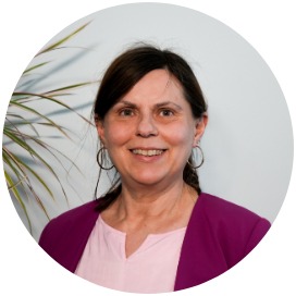 Das Bild zeigt eine Frau die neben einer Blume steht.